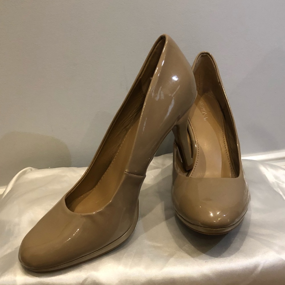 Nude pumps